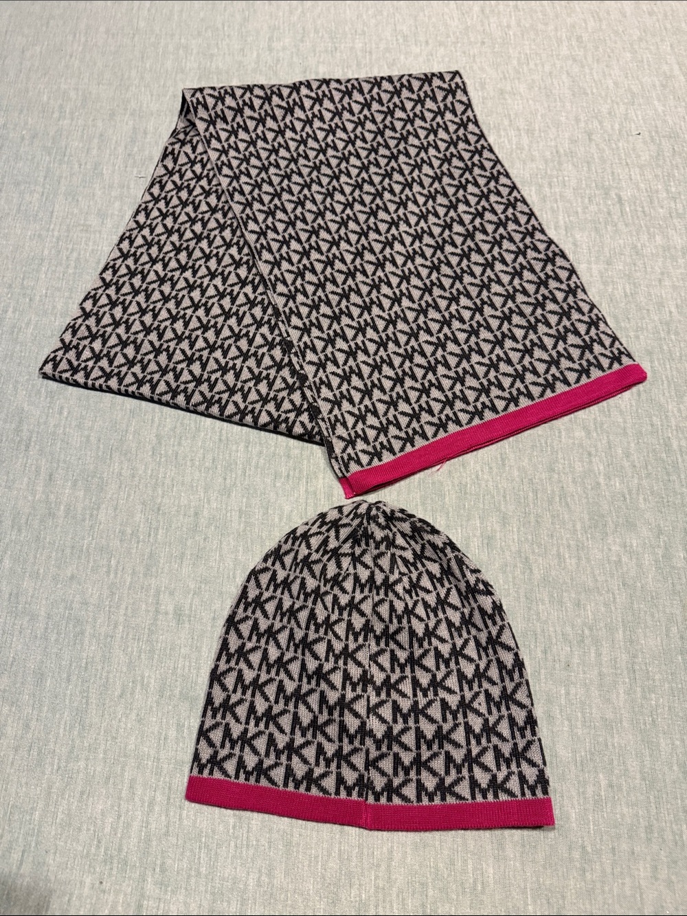🆕 Michael Kors Black & Gray MK Logo Knit Scarf and Beanie with Pink Trim no tags
